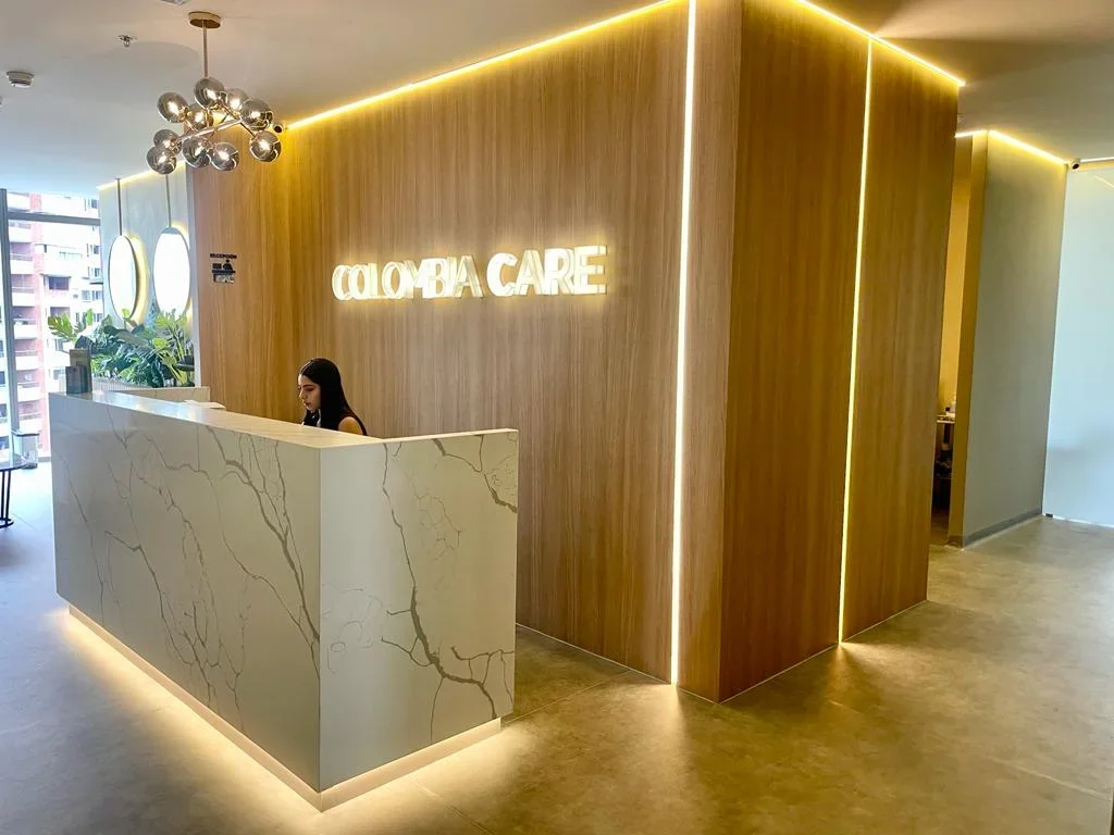 Recepción de Colombia Care — lobby de la clínica en El Poblado, Medellín